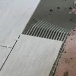 Plancher bois et salle d'eau : pourquoi tant de carrelages fissurent au bout d'un an