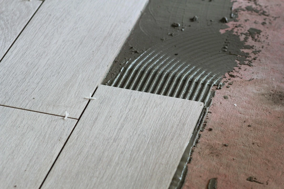 Plancher bois et salle d'eau : pourquoi tant de carrelages fissurent au bout d'un an