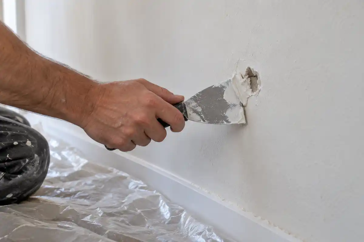Le rebouchage d’un trou constitue une préparation locale du mur à préciser dans le devis avant les travaux de peinture.