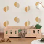 Lit enfant 140x200 dans une chambre aménagée avec des rangements et un éclairage doux